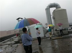 東鴻環境PP噴淋塔加活性炭吸附廢氣處理方案雨中驗收合格