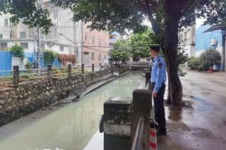 雨水管流出白水！東莞市萬江查處一清洗廢水外排企業