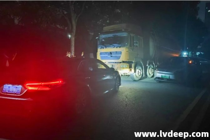 松山湖分局聯(lián)合城管分局連續(xù)蹲點(diǎn)，截停偷排槽罐車(chē)